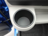 カップホルダーは運転席や助手席からちょうど手の届く位置です!!