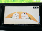 テレビ映像を表示できる画面を備えており、停車中のひとときに番組や映像を楽しめます。画面は見やすい位置にまとまり、休憩時間などの過ごし方を広げてくれる便利な装備です。