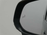 隣車線を走る車両をレーダーで検知し、ドアミラーでは確認しにくい後側方エリアに存在する車両に加え、急接近してくる車両も検知します。車両を検知するとドアミラーに搭載されたLEDインジケーターが点灯します。
