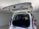 【デュアルバックドア】狭い場所でも開く事が出来、沢山乗せた荷物が崩れ落ちることなく取り出せます。