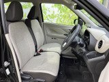 明るい色合いのシートとドア内張りで、運転席まわりにも開放感があります。前方の視界を確保しやすく、乗り降りの際も座席や足元の様子を確認しやすい空間です。