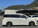 サイドシルプロテクター(サイドスカート)。 車体側面の下部には専用のサイドシルプロテクターが装着され、視覚的な低重心感をさらに高めています。