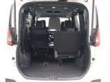 サードシートを跳ね上げれば、セカンドシートに人が乗っていても荷物を十分に積めます。