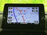 道路や周辺施設が表示され、現在地を確認しながら目的地までのルートを把握できます。画面上の案内や設定項目も見やすく、初めての道を走る際にも役立つナビ画面です。