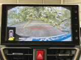 後方映像に加えて目安となるガイド線が表示され、駐車時の位置確認をサポートします。周囲を直接確認しながら、バック時の距離感をつかみやすい便利な装備です。