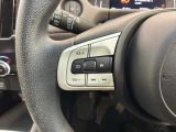 ステアリングにオーディオ操作スイッチが付いています。オーディオ画面に直接タッチしなくても操作が出来ますので、運転に集中できます。