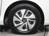 ◆純正ホイール装着車◆シンプルなデザインのホイールキャップ付きです。