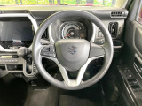 インテリアに合わせたデザインのステアリングは、運転される方のことも考え、運転しやすい形状、大きさです。是非一度、実際に触ってお確かめください。