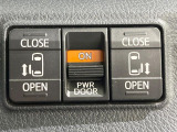 【両側パワースライドドア】スマートキーや運転席のスイッチで後席両側スライドドアの開閉が可能♪電動だから力を入れてドアを開ける必要が無く、小さなお子様でも簡単に開け閉めでき快適です♪