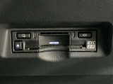 高速道路で便利な【ETC2.0】を装備しています。光ビーコン搭載で渋滞情報などナビゲーションと連動することで機能も充実いたします。他、観光施設に立ち寄るための高速料金割引サービス等もございます。