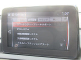こちらのお車には先進安全装備が多数搭載されています。衝突被害を回避あるいは軽減するためのブレーキや、後方死角からの接近警報、車線逸脱を防止する警報装置など、詳しくはスタッフまでお尋ねください。