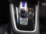 ハイブリッド車特有の小型セレクトノブは軽いタッチでスマートに操作できますよ。
