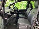 前席まわりは運転席と助手席が並び、前方の視界を確保しやすいレイアウトです。シートにはゆったり座れる形状が見られ、足元にも空間があり、日々の移動を快適に支えます。