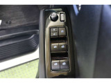 全ての窓が運転席から操作できます。今やほぼ当たり前ですが、無いと不便なアイテムですね。ドアの施錠・解錠と連動してドアミラーが格納・復帰するオート電動格納機能も装備しています。