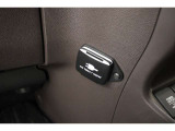 車載バッテリーからのDC電源を、AC100Vに変換して家電製品を車内で使えるようにしたコンセント付き電圧変換器付きです!!