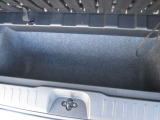 荷室ボードの下にも収納スペースがあり傘や洗車道具も収納が出来ます。