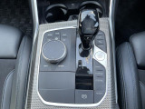 【シフトノブ】BMWの高性能オートマチックは、ATセレクトレバーを左側に倒すことで、通常の「D」から「S」(スポーツ)または「M」(マニュアル)へと切り替えが可能です