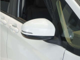◆ドアミラーウインカー◆ドアミラーにウインカーを装備しています。対向車に自身の進行方向を合図し安全に運転できます。