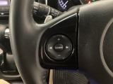 ステアリング左手側にオーディオ関連のコントロールスイッチを配置しています。操作時は視線を逸らすことなく運転に集中できます。