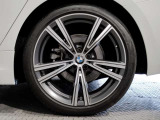 【BMWアロイホイル】軽量かつ強度に拘ったアロイホイル。走行性能ポテンシャルを引き出す設計。車の足元を引き締めてくれる大きなポイントはアロイホイルです。