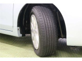 タイヤサイズ 205/60R16。スッキリとしたデザインのホイールキャップ付きスチールホイールを装着しています。