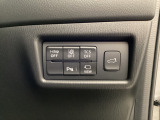 各種機能の切替スイッチは運転席パネル下に集約されています。任意で切り替え可能なため状況に合わせてお使いください。