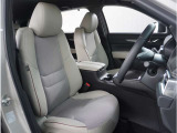 【清潔感のある運転席&助手席】隅々までクリーニングの行き届いた運転席&助手席。目立ったシミや汚れ等もございません。快適なドライブをどうぞ。