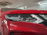 LEDヘッドライトは、点灯の瞬間から最大光量を発揮し、突然暗くなるトンネルなどでの安定感を高めます。