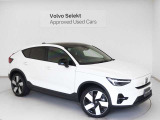 アダプティブクルーズは前方車に投影・反射されるミリ波レーダーをグリル部の受光機で感知。カメラ機能と併せて車両相互の車間距離と速度を瞬時に読み取り適正な間隔を保ちます。