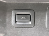 【パワーバックドア】スマートキーや運転席のボタンを押すだけでリアゲートが自動で開閉します!荷物を持っている時や、高い位置にあるバックドアを閉める際に便利な機能です♪