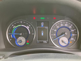 速度や各種車両情報をまとめて確認できるメーター配置です。中央の表示部にも情報が示され、運転前や走行中に必要な内容を把握しやすく、日々の運転を支える見やすい構成となっています。