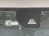 【三菱e-Assist】走行中に前方の車両等を認識し、衝突しそうな時は警報とブレーキで衝突回避と被害軽減をアシスト。より安全にドライブをお楽しみいただけます。