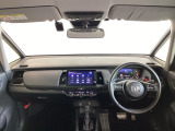 運転席は、大きな座面と包み込むような背もたれがドライバーの身体全体をしっかり支えます。上質なシート素材と座り心地のよいクッションを採用し、長時間の運転やコーナーの多い道も快適です