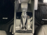 モーターとエンジンを使い分けて、3つのモードからシーンにベストなモードを自動で選択。街なかから高速道路までスムーズでパワフルな走り「エネルギーをどう使うか」を考え抜いたハイブリッドシステムです
