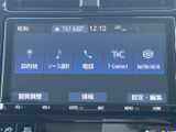 目的地や音源、電話などの項目が画面上に整理され、必要なメニューを見つけやすい構成です。タッチ画面から各種設定にアクセスでき、日常の移動をサポートします。