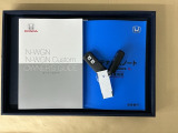 メンテナンスノート【点検整備記録簿・保証書】、取説も揃ってます。スマートキーはバッグなどにしまったままボタン操作でエンジン始動・停止やハイブリッドシステムの起動や停止ができて大変便利です