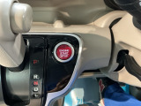 【ENGINE START/STOP】スマートキーをポケットやバッグに入れたままで、キーを差し込むことなくボタンを押すだけでエンジンが始動します。
