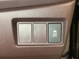 VSA装備車です。VSAはドライバーの操作と車の動きを見守っています。もし車の挙動が乱れたとき、4輪別々にブレーキをかけたり、エンジンパワーをしぼることによって車を安定させます。