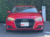 Audiデザインの特徴であるシングルフレームグリルが存在感を主張します。