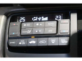 運転席と助手席の温度設定の変更が可能な左右独立タイプのデュアルエアコンです♪♪♪暑がりな人・寒がりな人も誰もが車内を快適にお過ごしいただけます♪♪♪