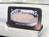 後退時に車両の後ろ側をモニター画面に表示します。車庫入れなどでバックする際に後方確認ができて便利です。車庫入れが苦手な人もこれで安心。