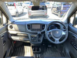 運転席からフロントガラス越しに前方を見渡しやすく、メーターや中央の画面も目に入りやすい配置です。左右の座席まわりにゆとりがあり、落ち着いて過ごせます。