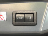 【パワーバックドア】スマートキーや運転席のボタンを押すだけでリアゲートが自動で開閉します!荷物を持っている時や、高い位置にあるバックドアを閉める際に便利な機能です♪