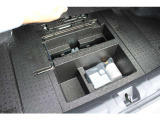トランクフロアボード下にはパンク修理キットやジャッキも収納されています