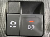 【電動パーキングブレーキ】パーキングブレーキは便利な電動式!ボタン一つで操作でき、アクセルを踏めば自動で解除されます♪レバーやペダルが無いので運転席廻りもすっきりしますね♪