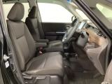 女性でも運転がしやすいように、シートの高さ調整機能(シートリフター)がついています。広い足元にゆったり座れるシートには肘掛も装備しており長距離の運転でも疲れにくいシートです。