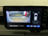 バックギアに入れますとご覧のような画像に自動的に切り替わります。車庫入れ時に役立ちます。