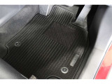フロアマット標準装備。車内を清潔に保ちます。