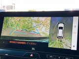 周囲の映像に加えて車両位置を上から確認でき、駐車時の周辺チェックに役立ちます。画面の案内を確認しながら、慎重な取り回しをサポートします。