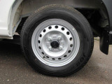左後 145/80R12タイヤ装着。お仕事にも最適な純正スチールホイールです。